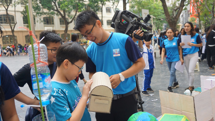 Thầy giáo Hoàng Văn Hiệp cùng học sinh trong ngày hội STEM Thầy giáo Hoàng Văn Hiệp cùng học sinh trong ngày hội STEM