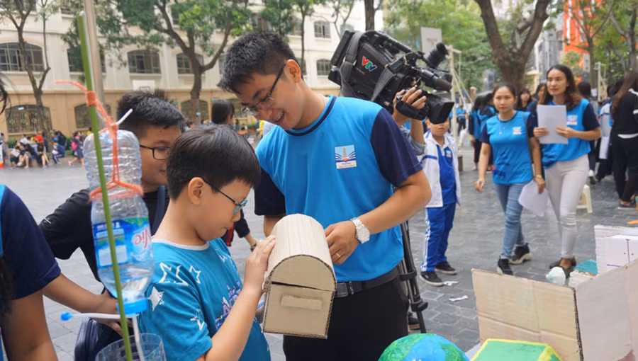 Thầy giáo Hoàng Văn Hiệp cùng học sinh trong ngày hội STEM
