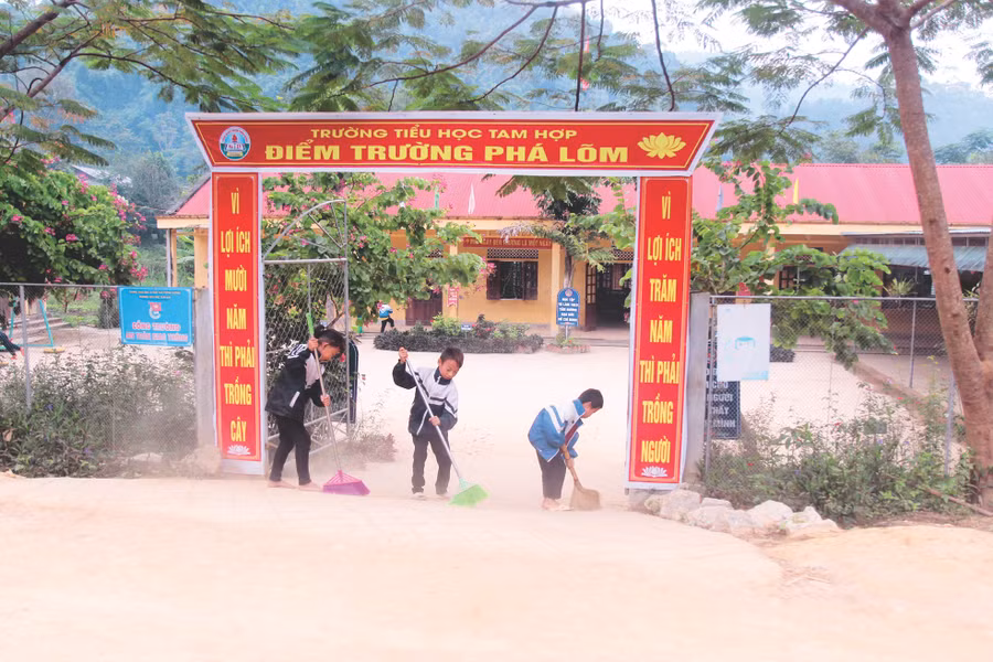 Học sinh đến sớm quét dọn sân trường