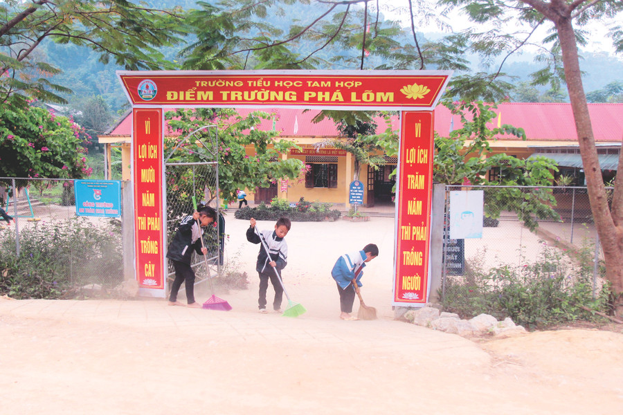 Học sinh đến sớm quét dọn sân trường Học sinh đến sớm quét dọn sân trường