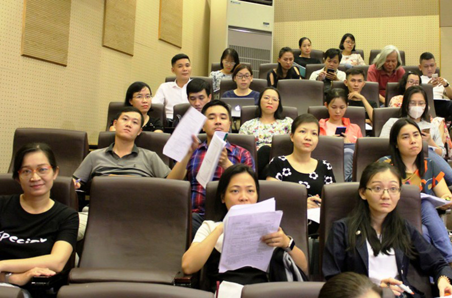 Các giảng viên Trường ĐH Sư phạm TPHCM tham gia buổi tập huấn công tác bồi dưỡng giáo viên cho CTGDPT mới. Ảnh:HCMUE