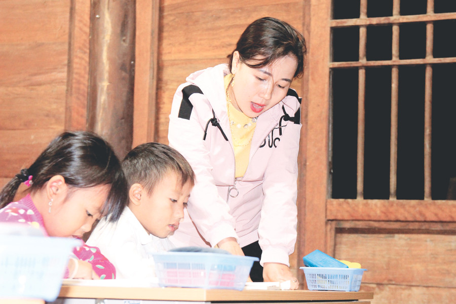Cô giáo Lầu Y Hua hướng dẫn học sinh đọc bài
