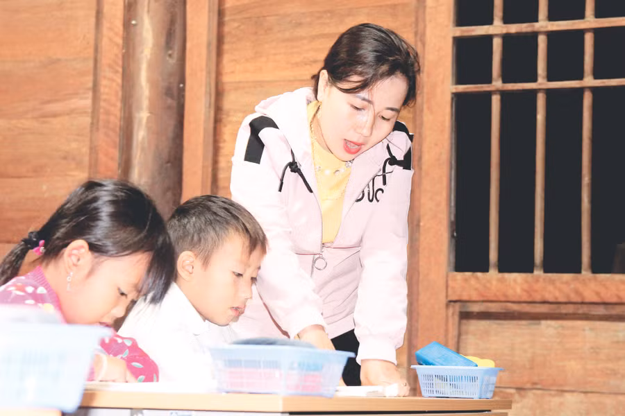 Cô giáo Lầu Y Hua hướng dẫn học sinh đọc bài