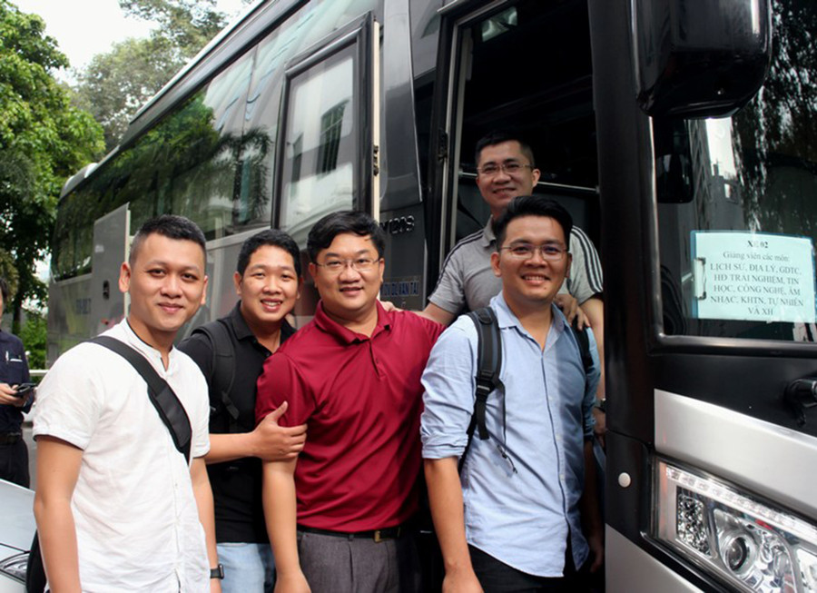 Giảng viên Trường ĐH Sư phạm TPHCM lên đường về TP Cần Thơ bồi dưỡng giáo viên phổ thông cốt cán theo CTGDPT mới. Ảnh: HCMUE