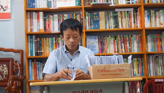 Thầy Bùi Văn Đông tại thư viện gia đình 