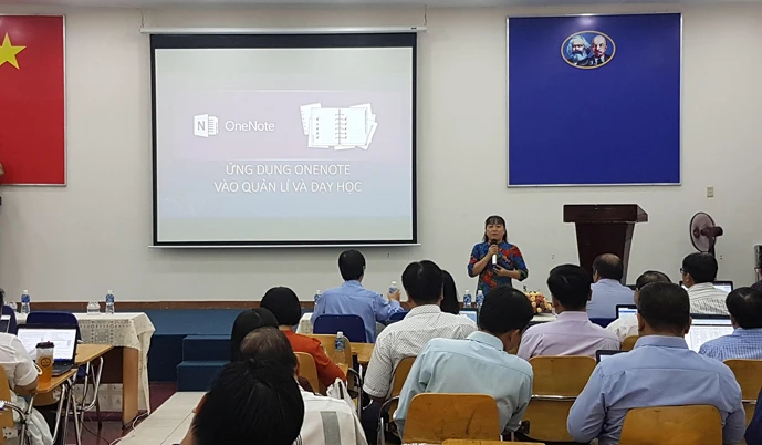 Cô Nguyễn Thị Liễu tập huấn cho giáo viên, cán bộ quản lí khối tiểu học về vận dụng phần mềm OneNote Ảnh: P.Nga