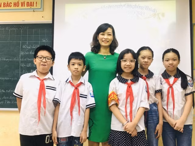 Cô Liên cùng các học trò