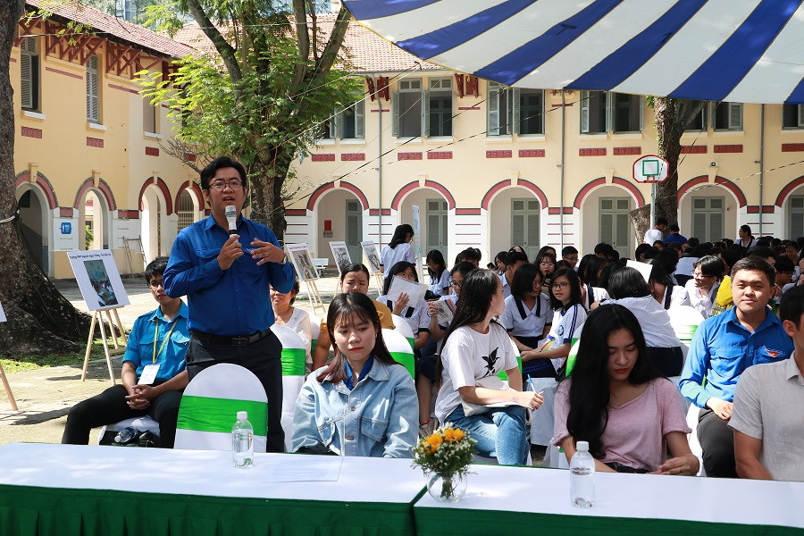 Đại diện Quận đoàn Quận 3 đặt câu hỏi cho ban tổ chức tại lễ phát động.