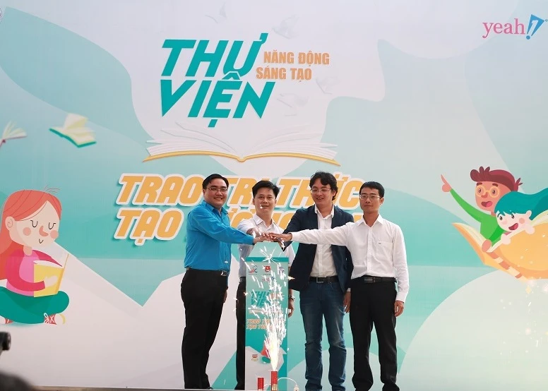 Ban tổ chức nhấn nút lệnh phát động Hội thi Thư viện Năng động - Sáng tạo năm 2019.