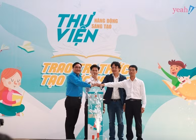 Ban tổ chức nhấn nút lệnh phát động Hội thi Thư viện Năng động - Sáng tạo năm 2019.