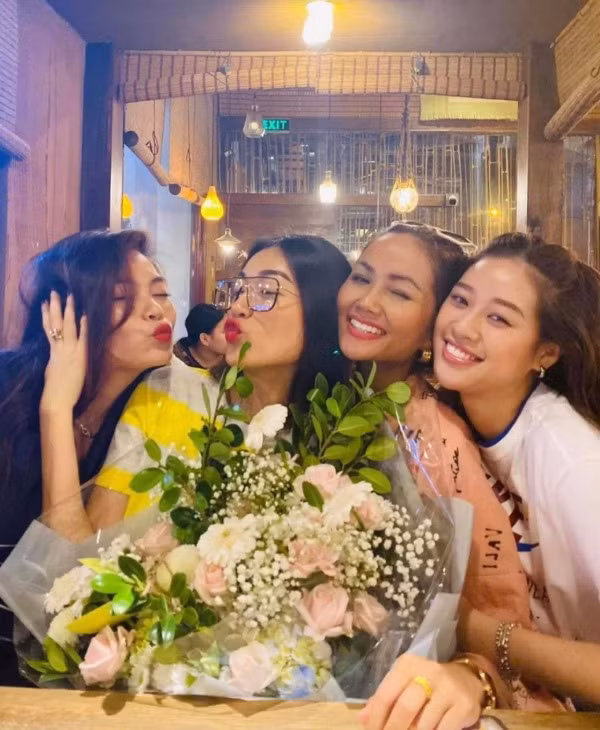 Hội bạn thân Hoa hậu làm đủ thứ trò nhí nhố trong buổi tiệc sinh nhật của Á hậu Lệ Hằng. Dù tạo dáng đầy ngộ nghĩnh nhưng thần thái toát ra từng mỗi người đều tỏa sáng hết nấc.