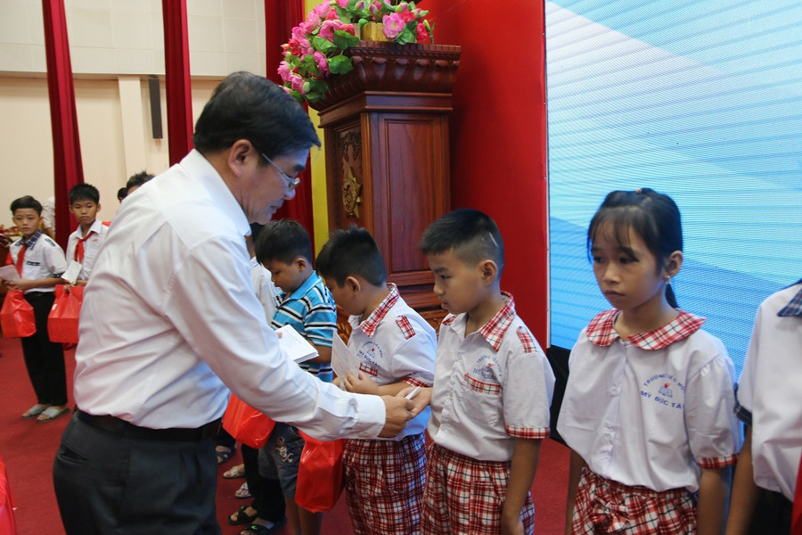 Ông Nguyễn Hồng Oanh - Giám đốc Sở GD&ĐT Tiền Giang tặng quà cho học sinh. Ông Nguyễn Hồng Oanh - Giám đốc Sở GD&ĐT Tiền Giang tặng quà cho học sinh.