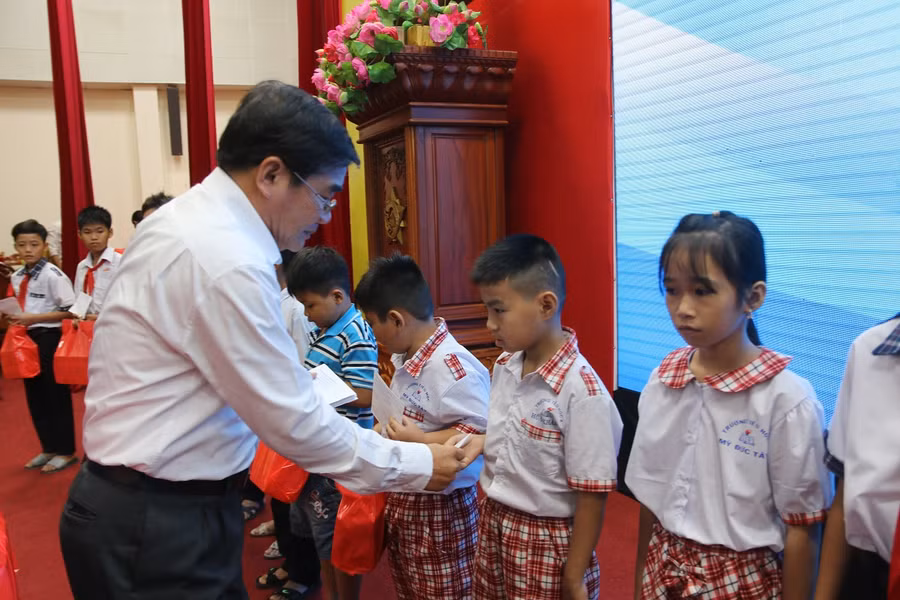 Ông Nguyễn Hồng Oanh - Giám đốc Sở GD&ĐT Tiền Giang tặng quà cho học sinh.