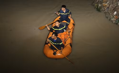 Cảnh sát tìm kiếm 2 nam sinh mất tích trên suối Bà Lúa trong đêm. Ảnh Phước Tuấn.