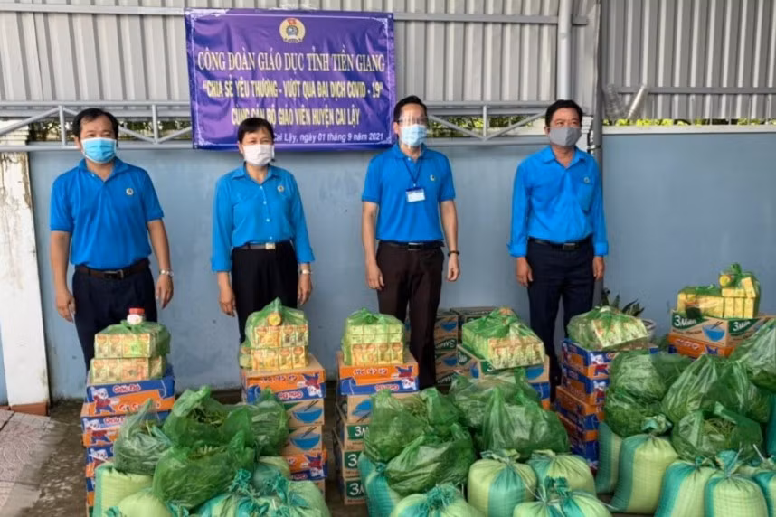 Quà được vận chuyển đến điểm tại huyện Cai Lậy.