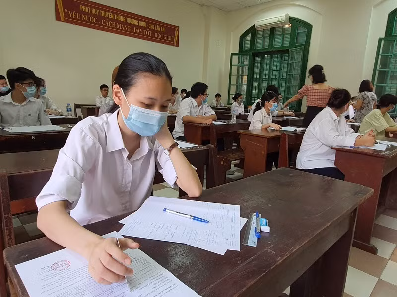 Thí sinh tham dự Kỳ thi tốt nghiệp THPT 2021 tại điểm thi Trường THPT Chu Văn An (Hà Nội). Ảnh: TG.