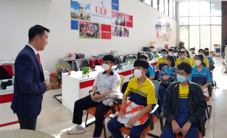 Học sinh Trường THPT Bùi Thị Xuân tham quan tại Trường Đại học Kinh tế - Tài chính TPHCM.