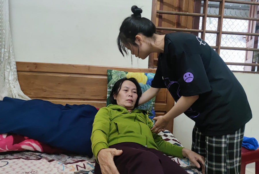 Sau giờ học, em Đặng Nguyễn Như Ngọc hỗ trợ mẹ ăn uống và vệ sinh thân thể. Sau giờ học, em Đặng Nguyễn Như Ngọc hỗ trợ mẹ ăn uống và vệ sinh thân thể.