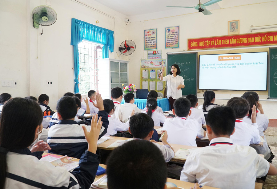 Cô trò Trường THCS Lý Nhật Quang, huyện Đô Lương, Nghệ An.