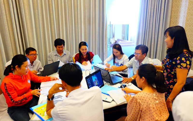 Tập huấn và nghiên cứu SGK mới là việc mà các giáo viên cần tập trung trong thời gian học sinh nghỉ học.