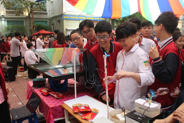 Niềm vui khám phá kiến thức khoa học ở trường. Ảnh: TG