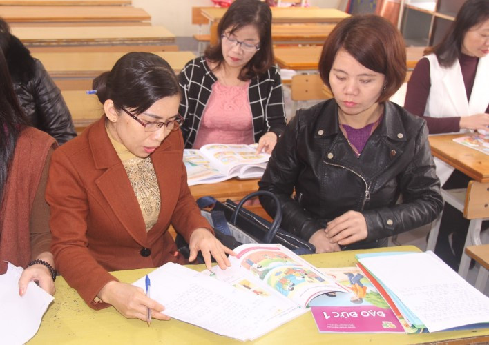Giáo viên Trường Tiểu học thị trấn Quán Hành, huyện Nghi Lộc, Nghệ An nghiên cứu SGK lớp 1 mới Giáo viên Trường Tiểu học thị trấn Quán Hành, huyện Nghi Lộc, Nghệ An nghiên cứu SGK lớp 1 mới