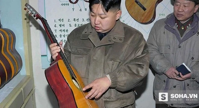 Kim Jong Un vừa đệm đàn guitar, vừa hát cùng công nhân