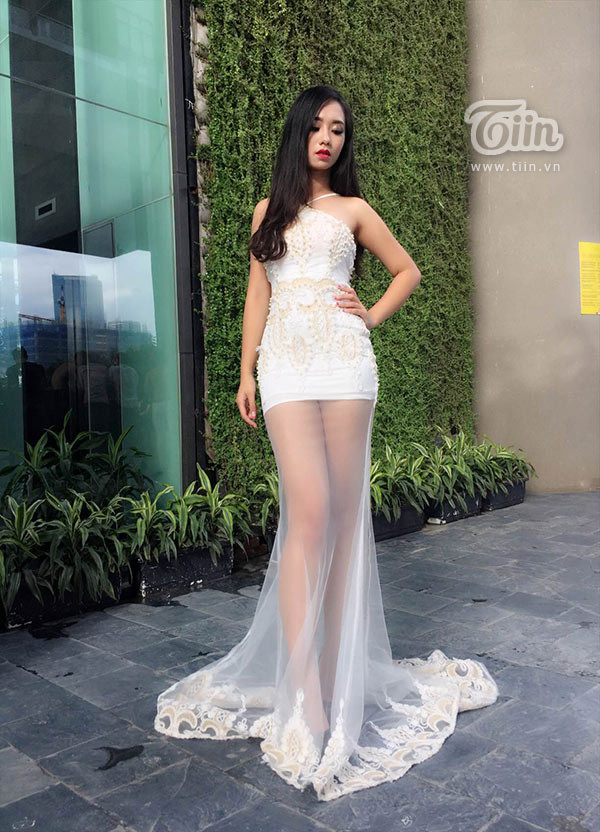Nữ sinh 18 tuổi xinh đẹp sở hữu đôi chân dài "mét mốt"