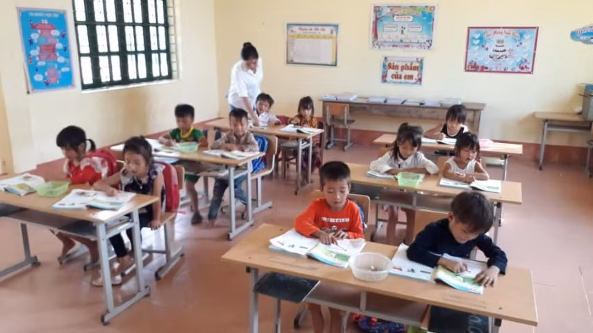 Lớp 1D của cô giáo Đỗ Thị Thắng còn 11 HS đã đi học đầy đủ.	Ảnh: NTCC