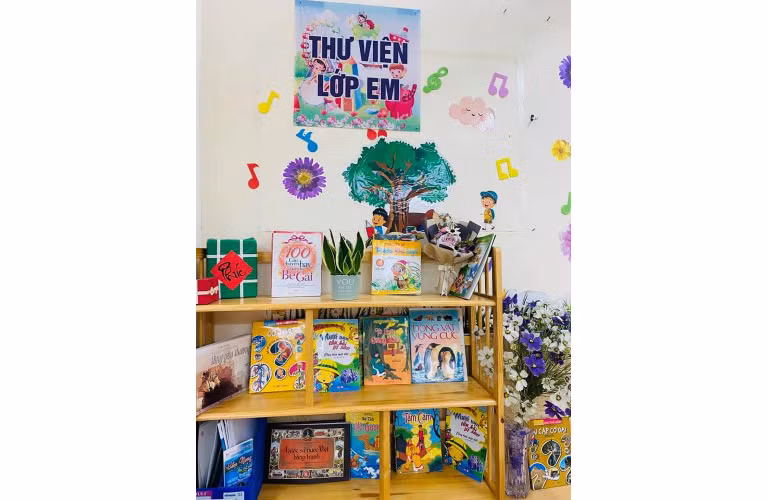 Một góc đầu tư, trang trí ở lớp học của Trường Tiểu học Bình Minh do phụ huynh và giáo viên thực hiện. Ảnh: Nhà trường