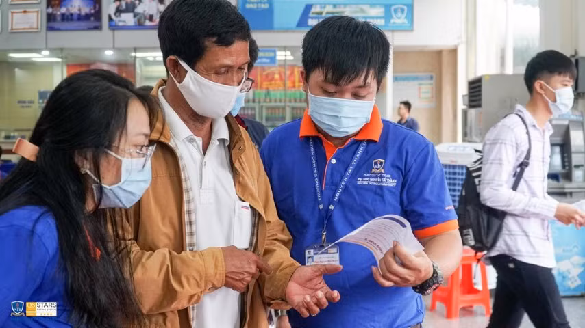 Thí sinh, gia đình được giới thiệu thông tin tại Trường ĐH Nguyễn Tất Thành.