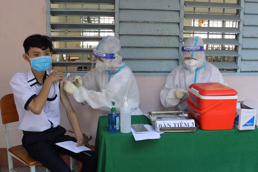 Tiêm vắc xin cho học sinh TP Vĩnh Long sáng 3/11.