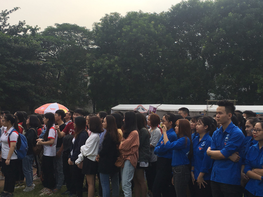 Nhiều HS, SV đến tham gia, cổ vũ Nhiều HS, SV đến tham gia, cổ vũ