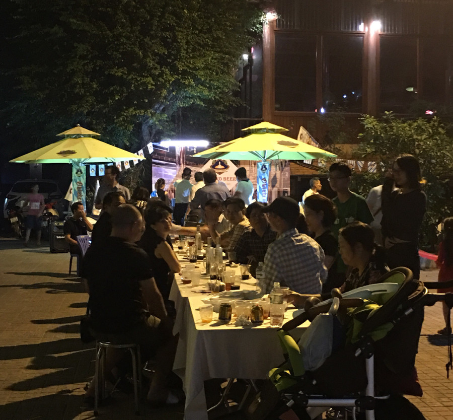 Mọi người cùng nhau trò chuyện, thưởng thức các món ăn mang đậm hương vị Đức Mọi người cùng nhau trò chuyện, thưởng thức các món ăn mang đậm hương vị Đức