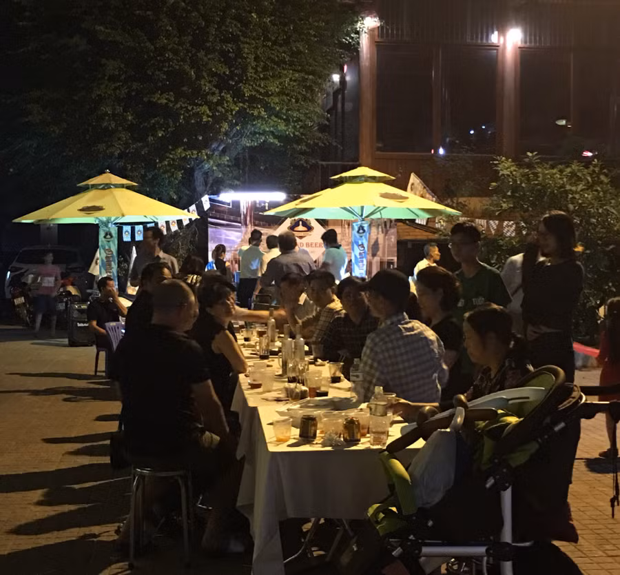 Mọi người cùng nhau trò chuyện, thưởng thức các món ăn mang đậm hương vị Đức