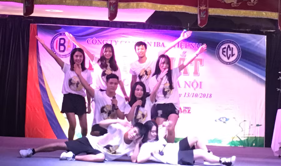 Một tiết mục văn nghệ của các em HS, SV Viện Giáo dục Đào tạo Quốc tế IBA Hà Nội