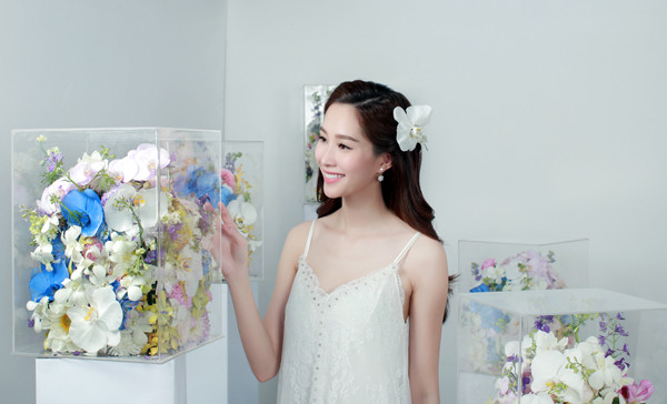 dang-thu-thao-mac-vay-ngan-hoa-chup-hinh-tren-cau-gay-chu-y-1