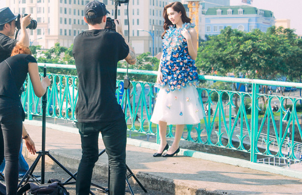 dang-thu-thao-mac-vay-ngan-hoa-chup-hinh-tren-cau-gay-chu-y-2