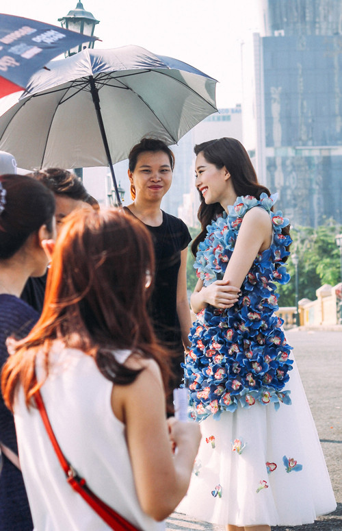 dang-thu-thao-mac-vay-ngan-hoa-chup-hinh-tren-cau-gay-chu-y-3