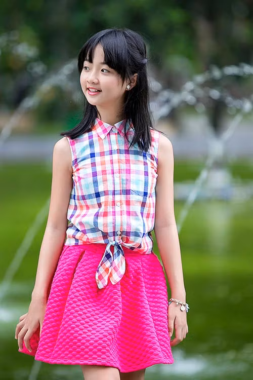  Bỏ túi 20 bộ phim lớn nhỏ và hàng chục quảng cáo khi mới 10 tuổi nhưng Lâm Thanh Mỹ, nữ diễn viên chính của Tôi thấy hoa vàng trên cỏ xanh vẫn toát lên sự hồn nhiên, đáng yêu. Thanh Mỹ được đánh giá là 1 trong các diễn viên nhí đắt sô nhất showbiz Việt. 