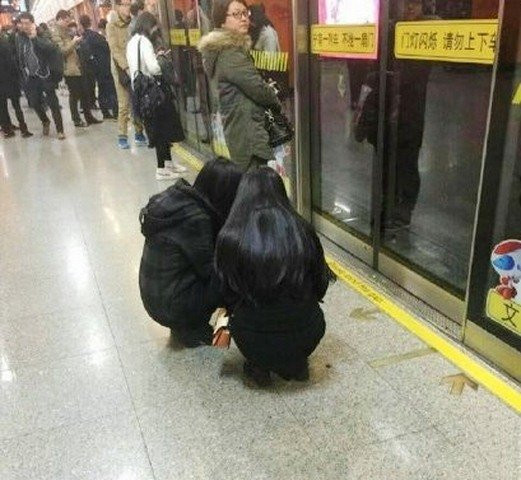 TQ: Cô gái ngồi xổm đợi tàu bị dân mạng tq: co gai ngoi xom doi tau bi dan mang