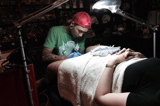 Nóng mặt những lần xăm hình vùng nhạy cảm cho chị em ảnh 2 Để có được những hình xăm ở vị trí nhạy cảm, các thợ xăm nam phải trải qua những khoảnh khắc vượt lên chính mình, gạt bỏ những ý nghĩ dung tục, tập trung cao độ để hoàn thành tác phẩm theo đúng yêu cầu của khách hàng.