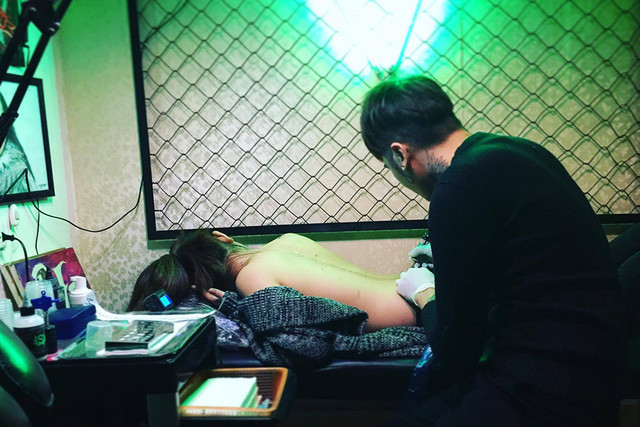 Nóng mặt những lần xăm hình vùng nhạy cảm cho chị em ảnh 8 Bùi Tùng - chàng thợ xăm 9x đang làm việc tại Hà Nội cũng từng trải qua cảm giác nóng mặt khi thực hiện các hình xăm trên người các bạn nữ.