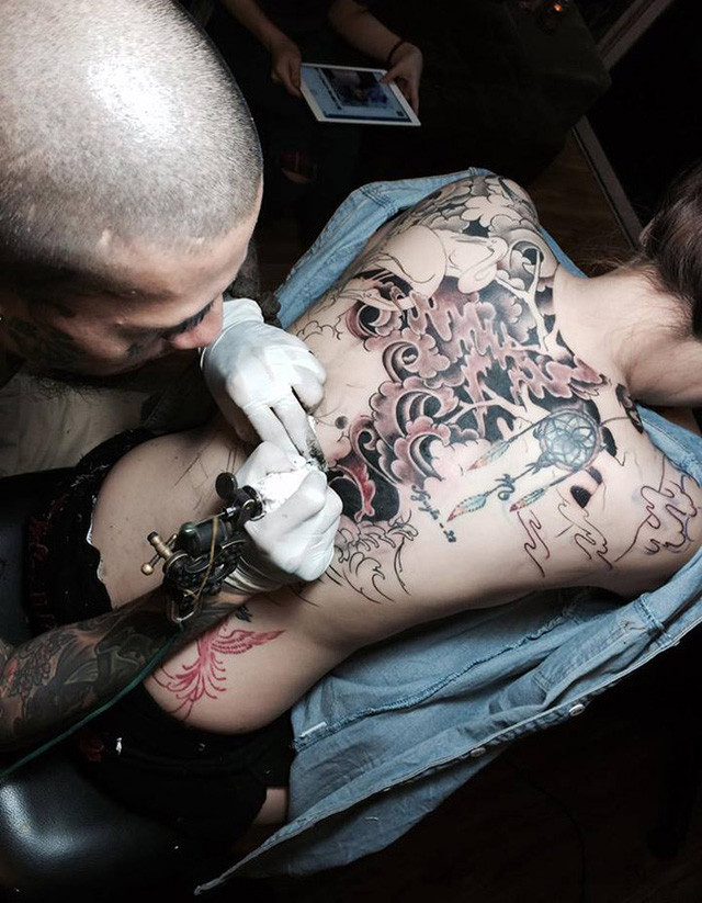 Nóng mặt những lần xăm hình vùng nhạy cảm cho chị em ảnh 7 Những hình xăm ở vị trí nhạy cảm nhờ vậy mà được hoàn thành đúng lộ trình, mang lại cho khách hàng sự hài lòng viên mãn.