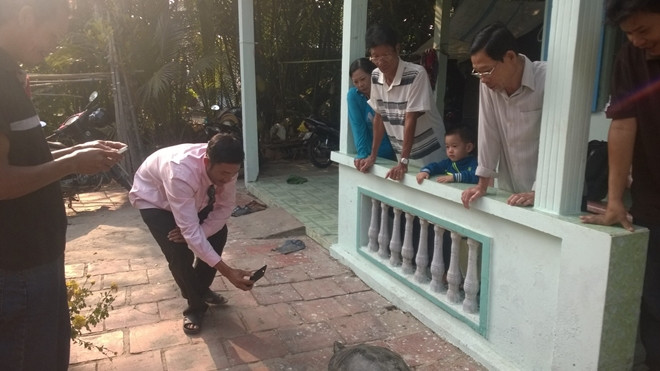 Nhiều người dân nghe tin đã kếu đến nhà ông Chót chiêm ngưỡng rùa "khủng"