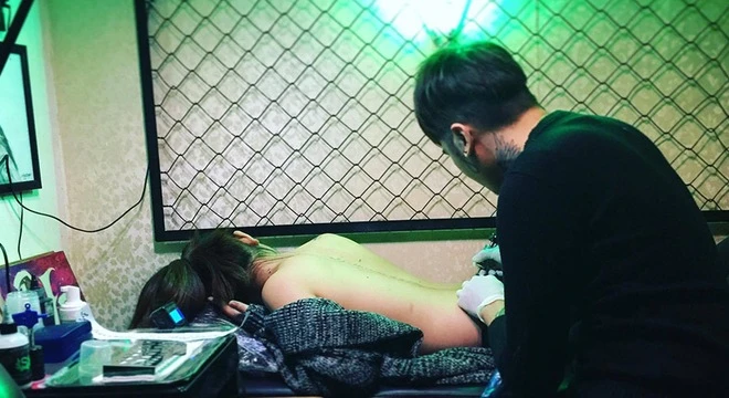 Nóng mặt những lần xăm hình vùng nhạy cảm cho chị em