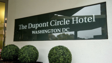 Len noc khach san ngam canh, te xuyen 10 lau qua ong thong hoi - Anh 1