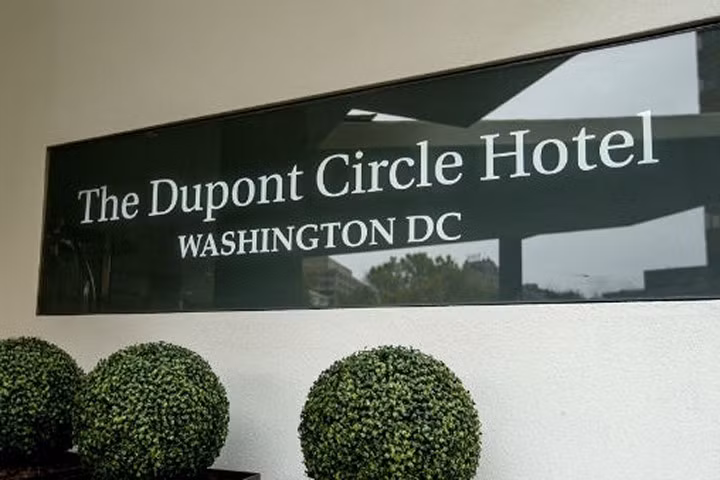 Lên nóc khách sạn ngắm cảnh, té xuyên 10 lầu qua ống thông hơi