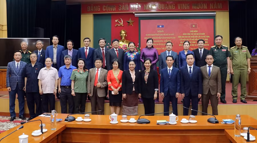 Các đại biểu chụp ảnh lưu niệm