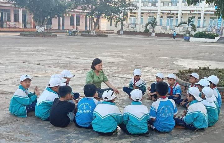 Giáo viên Tổng phụ trách Đội, Trường Tiểu học Lê Lợi (huyện Eakar, Đắk Lắk) hướng dẫn học sinh trong đội nghi lễ tập trống. Ảnh: NTCC